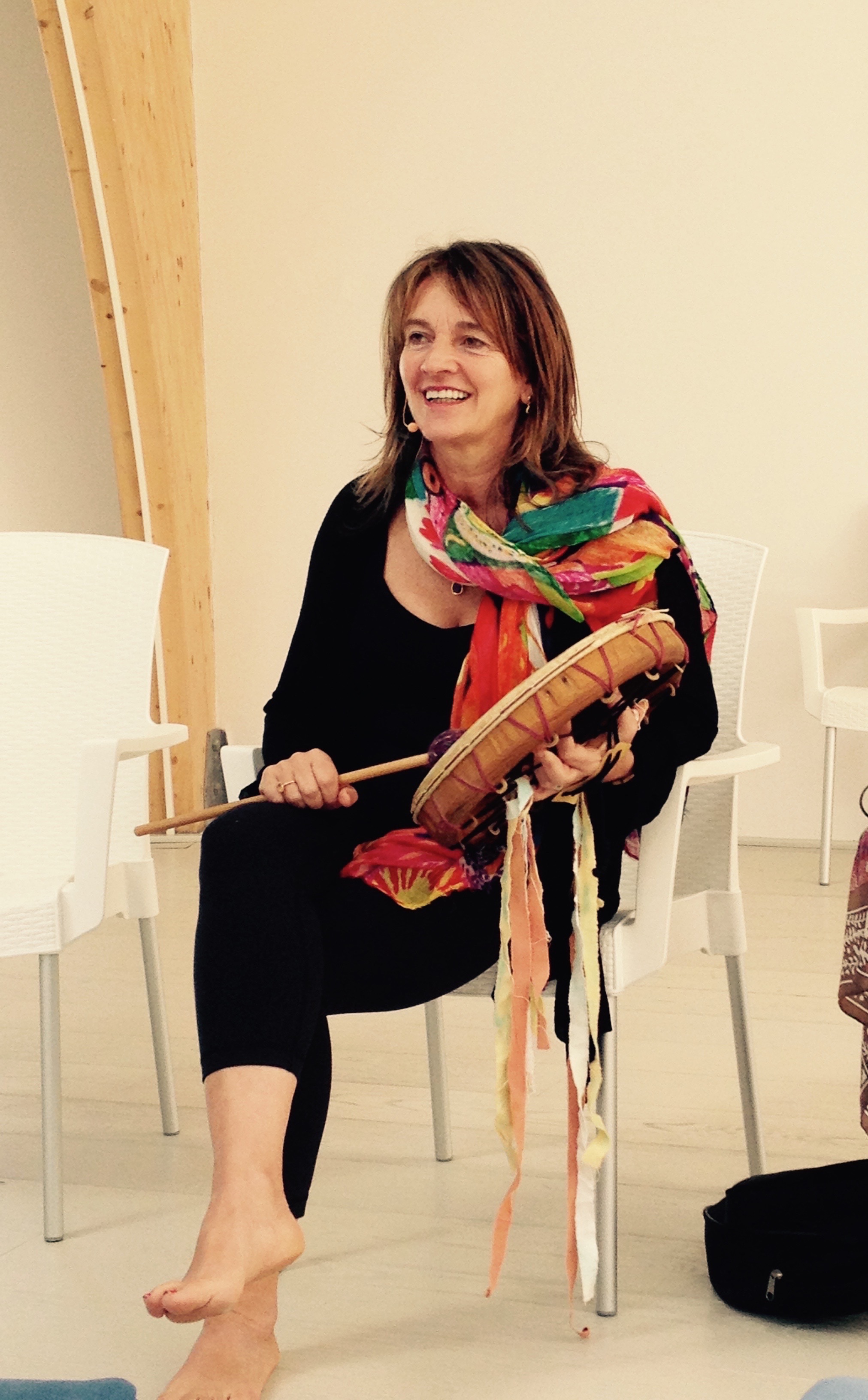 Irene Goikolea, facilitadora, sentada con un tambos en las manos