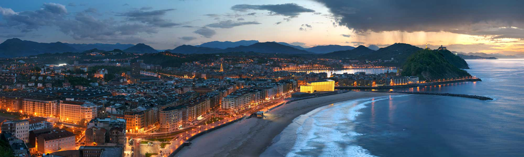 Imagen de San Sebastian de noche con la vista del Kursal